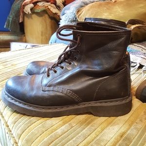 Dr. Martens 8 eye boots